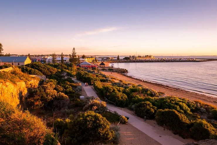 imageye___-_view-city-riverbank_1048944-20210010