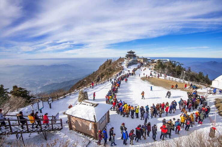 tourists-taking-photos-beautiful-scenery-skiing-around-deogyusan_335224-426